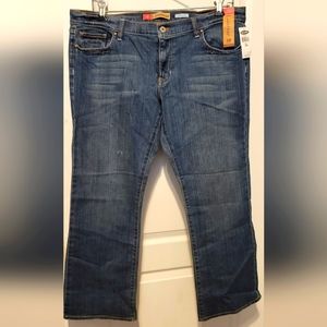 NWT Old Navy women's boot cut jeans. Size 16 short.